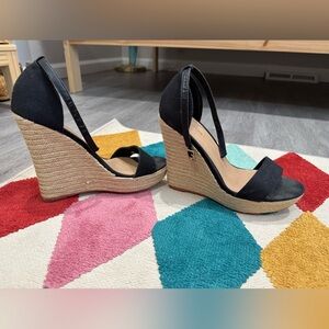 Elegant Black Wedge Sandals / Express